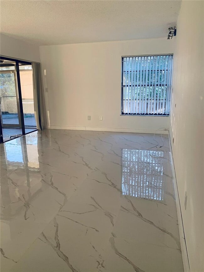 Foto del edificio - 10337 NW 9th St Cir