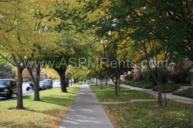 Foto del edificio - DOWNTOWN LIVING AT IT'S BEST