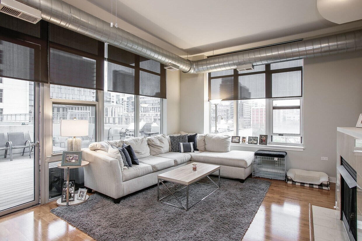 Living Room - 901 W Madison St