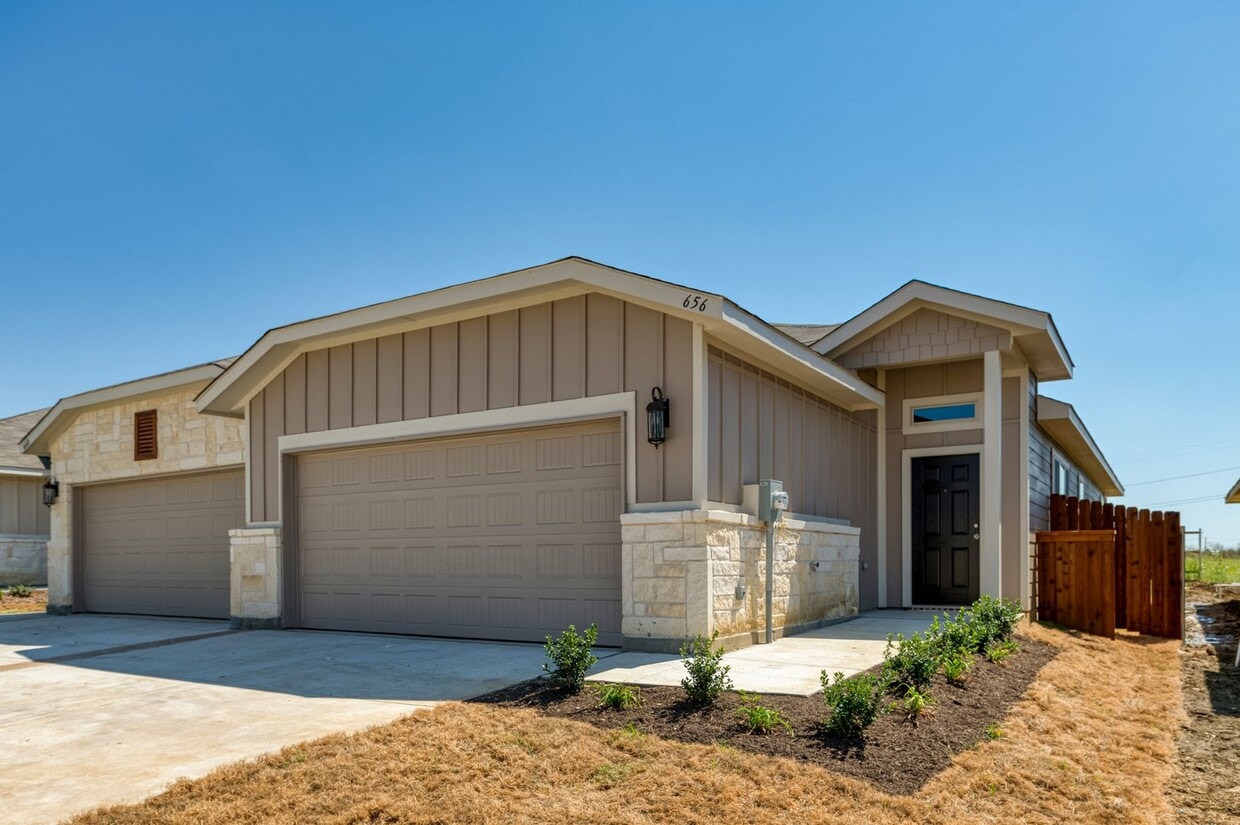 Primary Photo - GORGEOUS 3 BEDROOM DUPLEX LOCATED IN MIDLO...