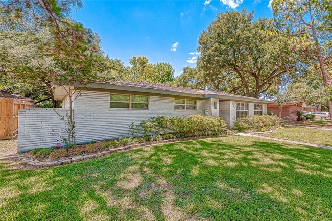 Building Photo - 5611 Briarbend Dr