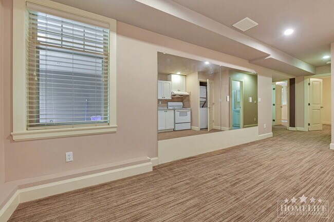 Photo du bâtiment - Bright & Spacious 2 Bedroom Basement Suite in South Surrey