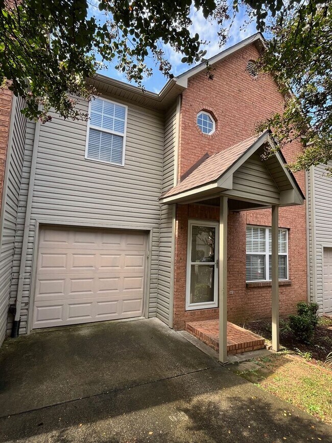 Building Photo - Knoxville 37923 - 2 bedroom, 2.5 Condo - C...