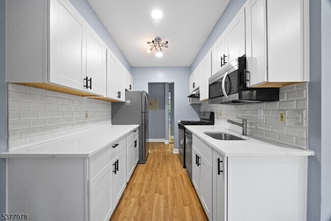 Foto del edificio - 462 River Rd