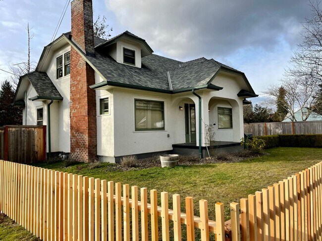Foto del edificio - Stunning Home on Corner Lot in Lents