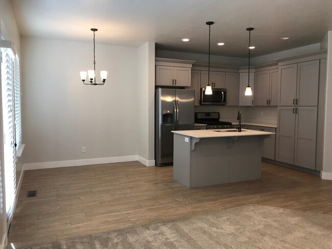 Building Photo - 3 bedroom/ 2.5 bathroom house in Herriman
