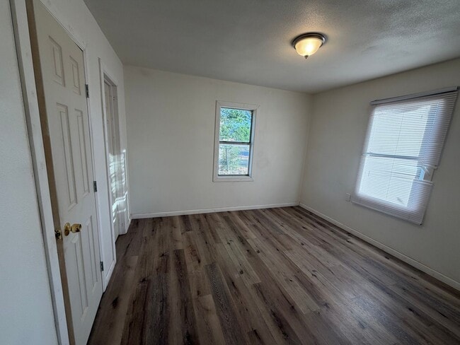 Building Photo - Remodeled 1/1