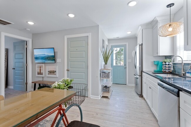 Entry Way - 221 W Queen St