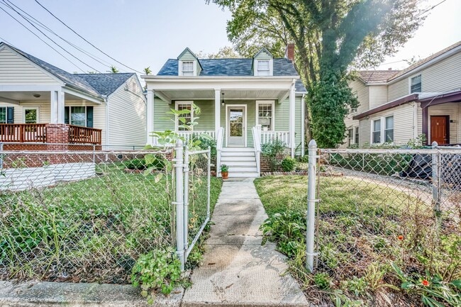 Building Photo - ALL UTILITIES INCLUDES In This Charming 2 ...