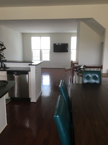 Sala de estar, comedor, cocina (segundo piso) - 94 Kyle Dr