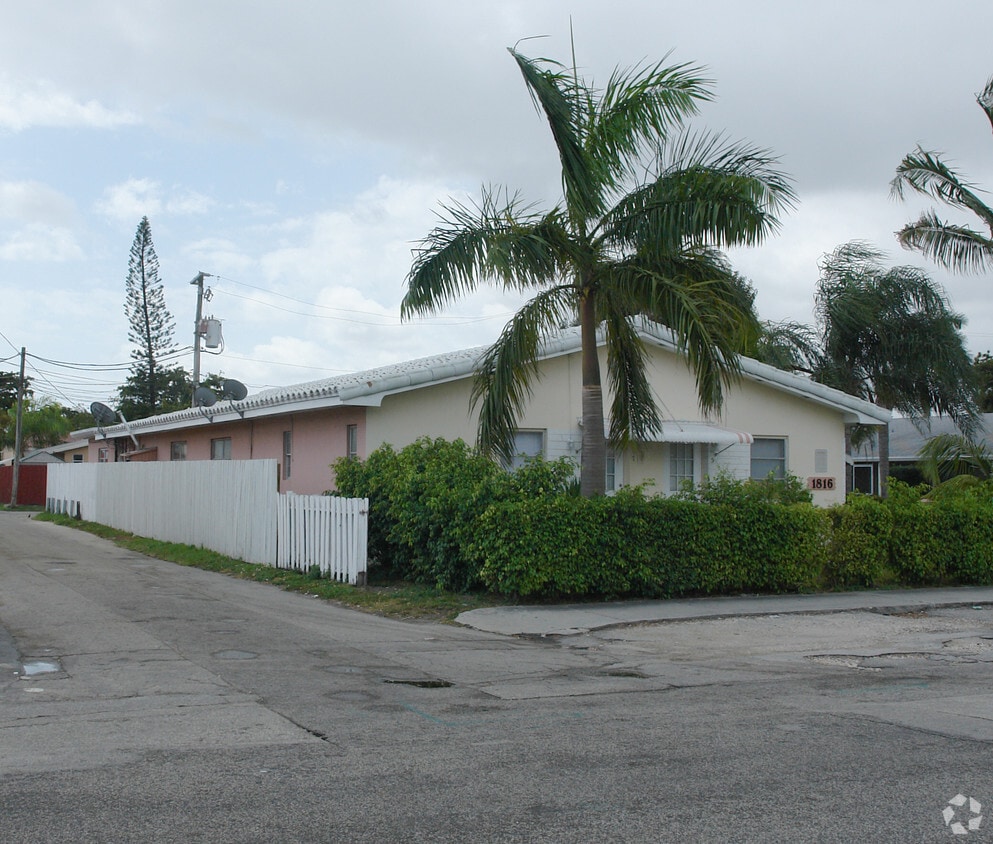 Building Photo - Hollywood Host Apartments