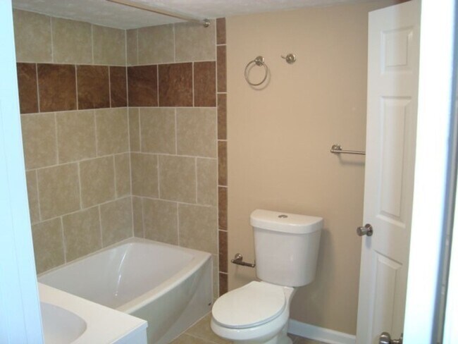 Building Photo - 3 bedroom/2 bathroom home with pool available to Rent February 1st!