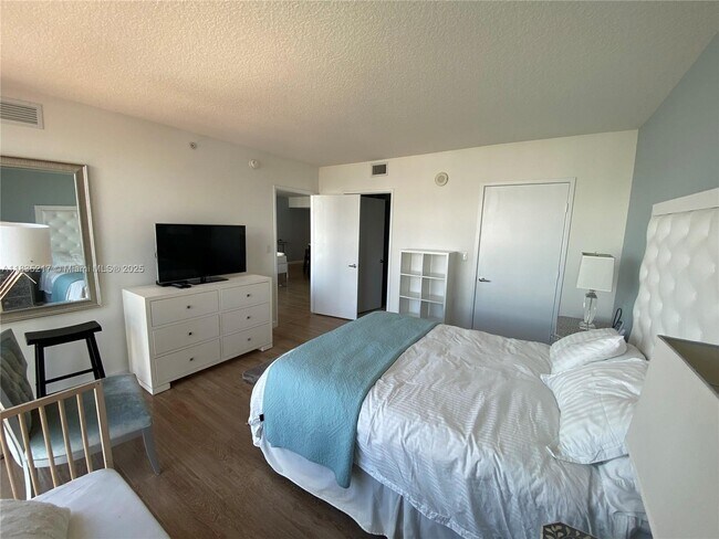 Foto del edificio - 150 Sunny Isles Blvd