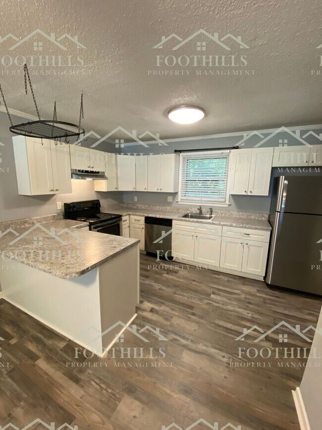 Foto del edificio - Cozy 2-Bedroom Home with Hardwood Floors, ...