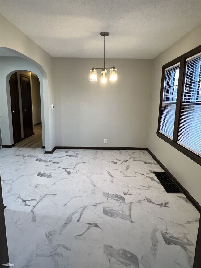 Foto del edificio - 2 br, 1 bath Duplex - 5250 East Market Str...