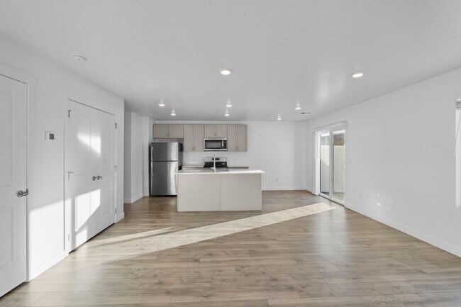Foto del edificio - Comfortable and Spacious 4-Bedroom Townhom...