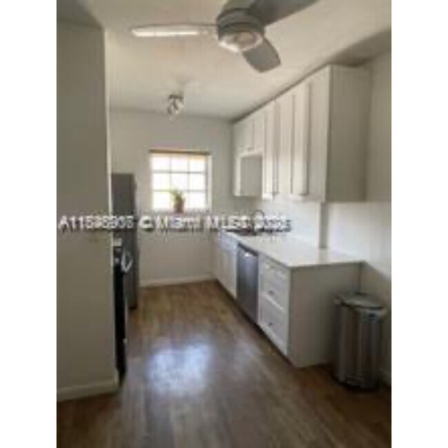 Foto del edificio - 6511 Santona St