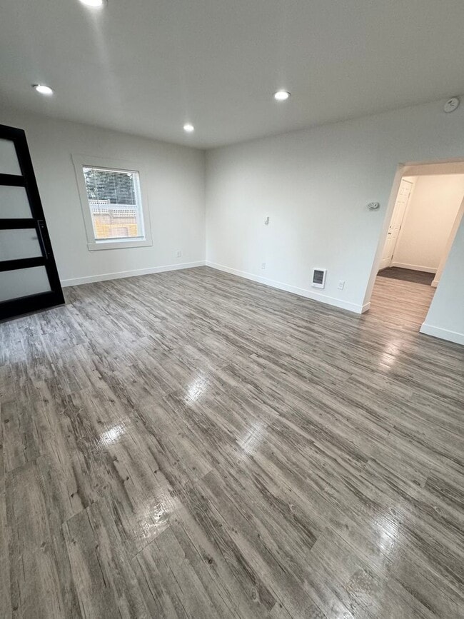Foto del edificio - 2 BEROOM 2 BATH HOUSE FOR RENT