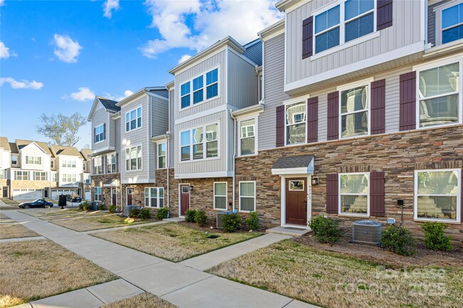Building Photo - 9769 Oaklawn Blvd NW