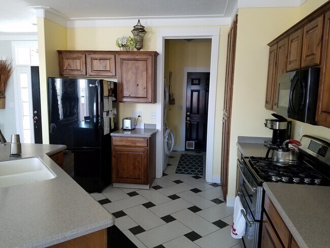Kitchen - 864 Michie Lane