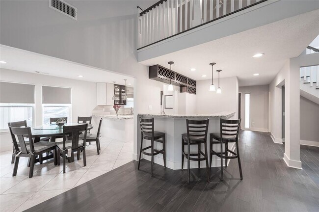 Building Photo - 1407 Lakecliff Dr