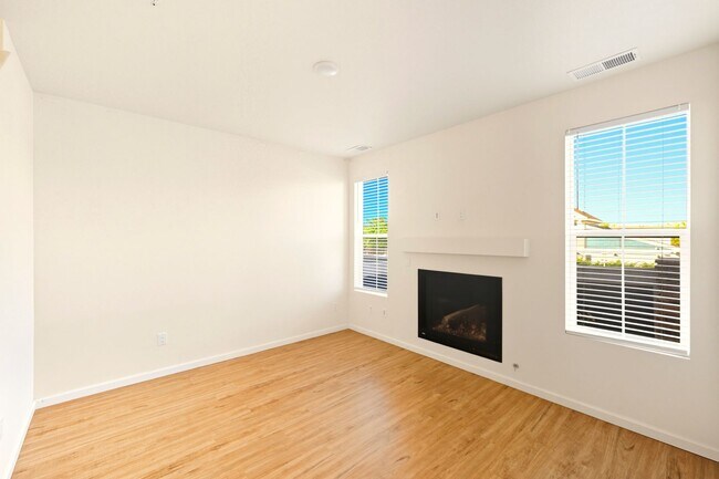 Foto del edificio - Bright and Airy 2 Bed 2.5 Bath Townhome in...