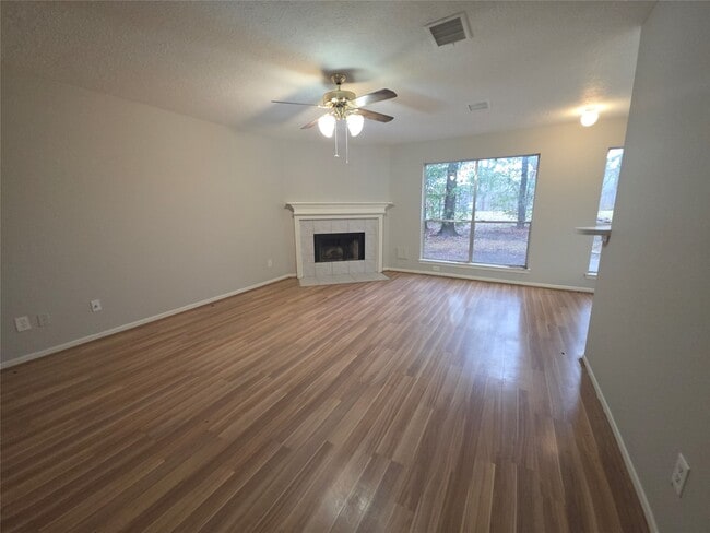 Foto del edificio - 3706 Nutwood Ln