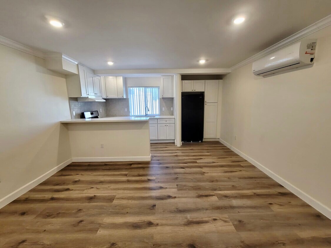 Primary Photo - 12211 Vanowen St