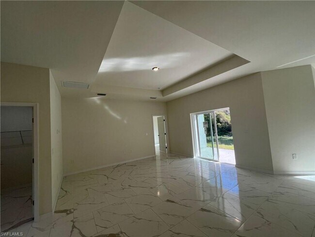 Foto del edificio - Large 4 bedroom, 3 bath, 2 car garage-MOVE...