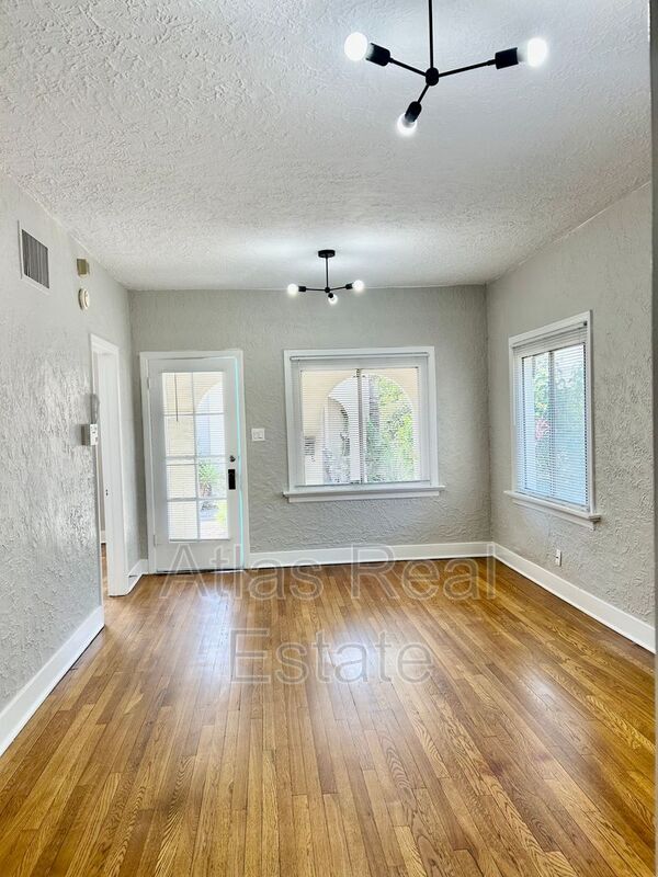Building Photo - 1015 E Palm Ln