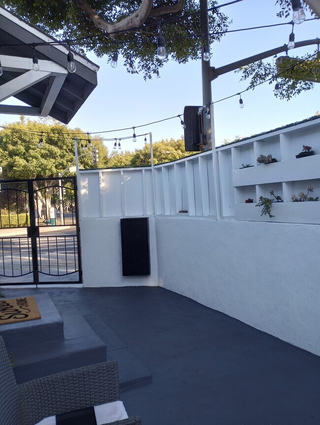 porche delantero 1 - 4374 Overland Ave