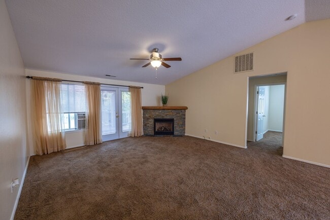 Foto del edificio - One Level Ranch Home - Three Bedrooms - Wa...