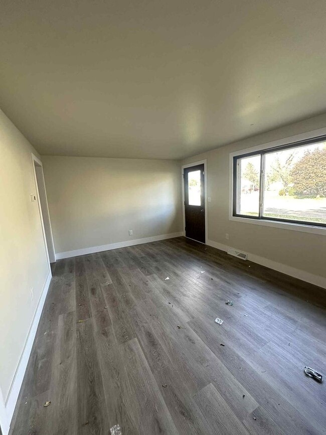 Building Photo - REMODELED 2 Bedroom Duplex