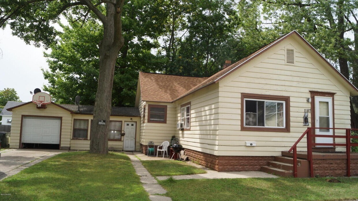Primary Photo - 2 Bedroom / 1 Bath House in GREAT Location!