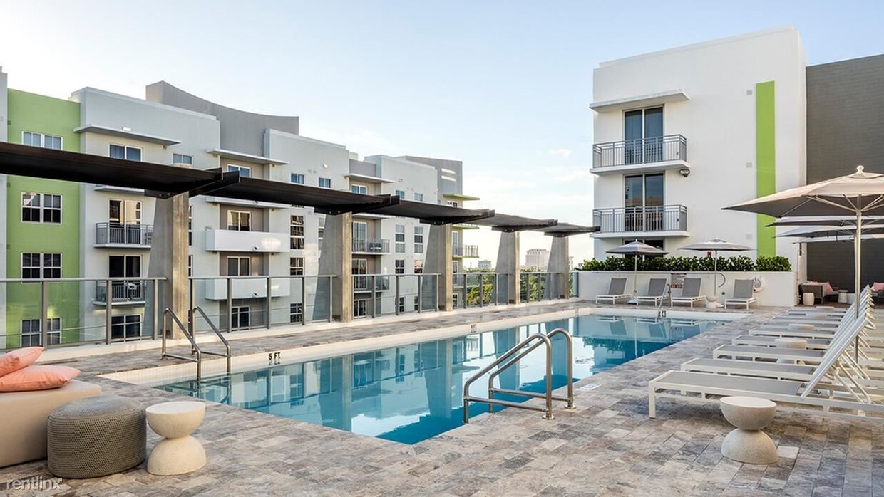 Building Photo - 1 br, 1 bath  - 3700 Bird Rd # 405