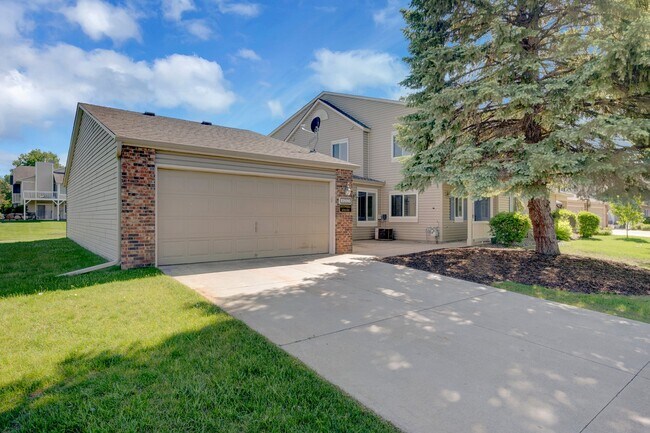 Building Photo - 15886 Griffon Ct