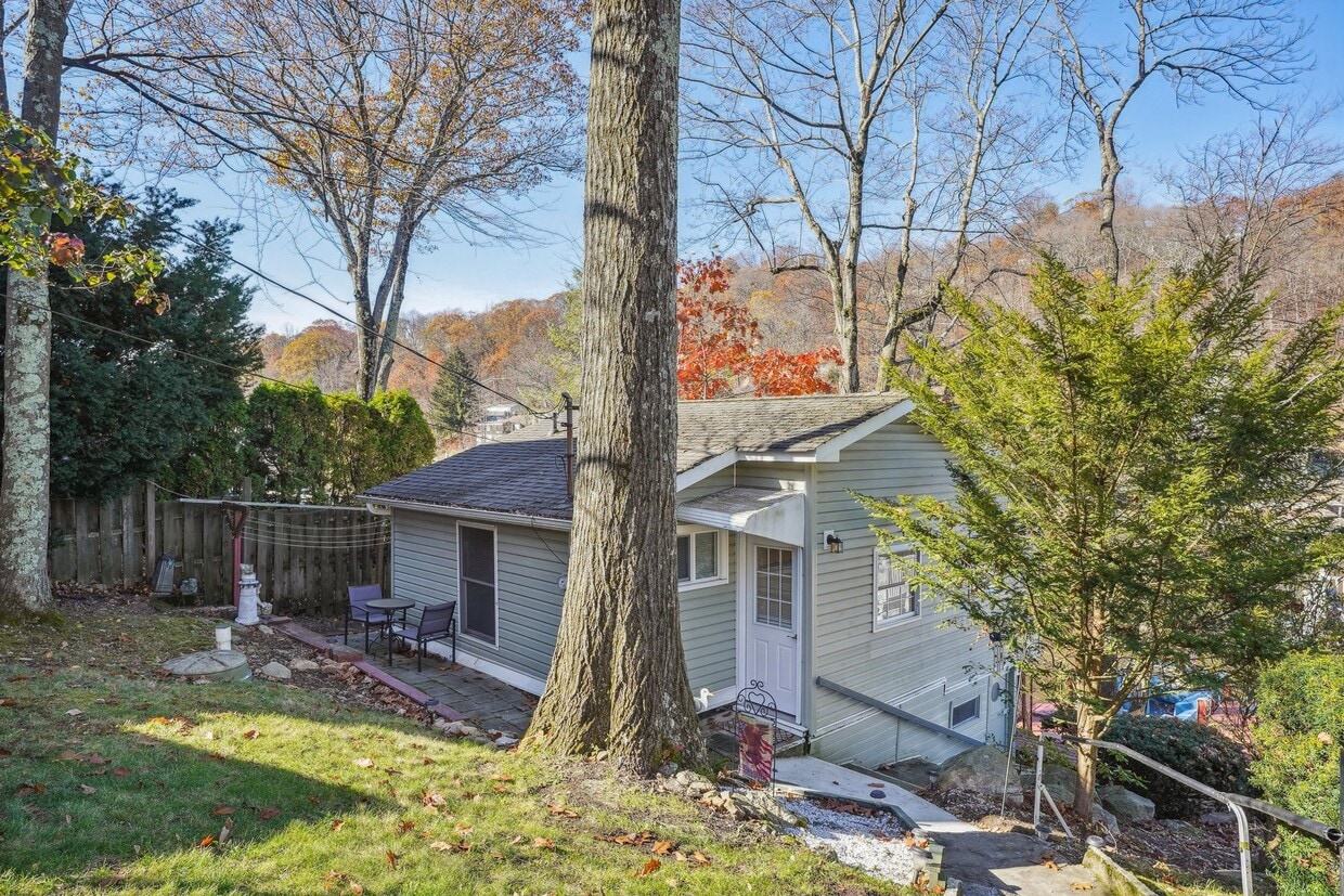 64 W River Styx Rd, Hopatcong, NJ 07843 House Rental in Hopatcong, NJ