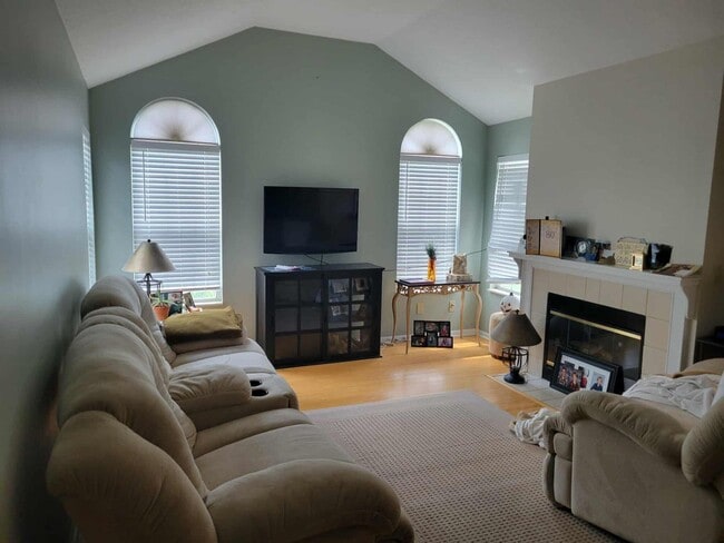 Building Photo - Two Bedroom Condo in BG