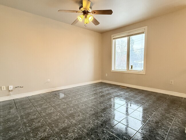 Building Photo - 800 Cabana Road E