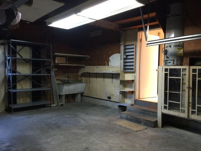 Building Photo - Beautiful 3 bedroom 1 bath home with large...