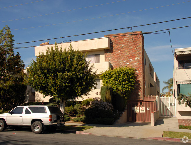 Building Photo - 425 E. Tamarack Ave.