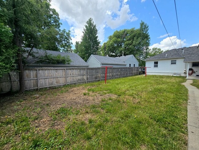 Building Photo - Beautiful 2 bedroom 1 bath Upstairs unit
