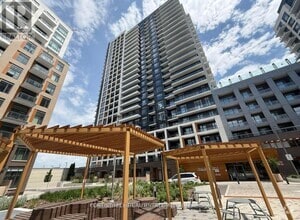 Building Photo - 7950-7950 Bathurst St
