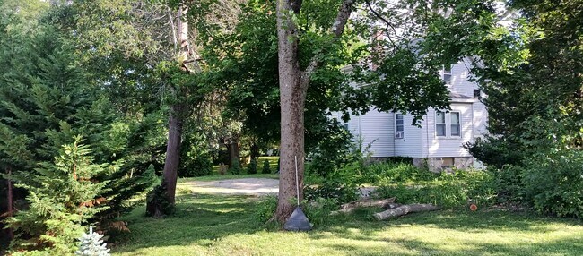 Building Photo - 370 Grove St