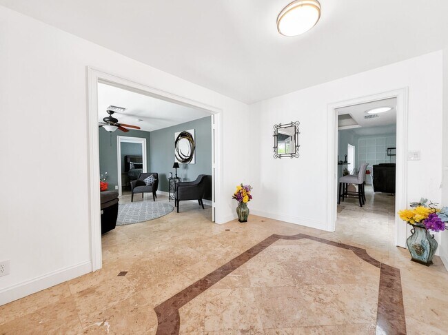 Foto del edificio - Golf Lover 4 Bed + Den and 3 Bath Pool Home in Lely Golf Estates