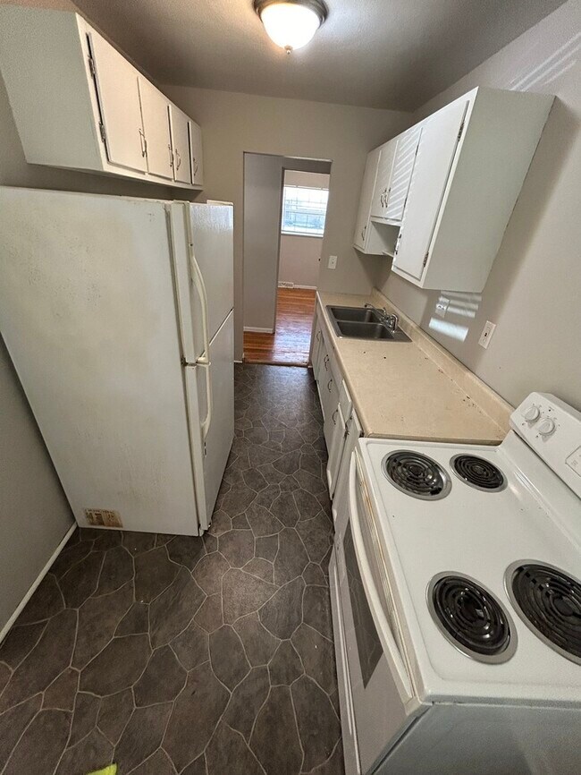 Foto del edificio - Beautiful 2 Bedroom & 1 Bathroom Bungalow ...