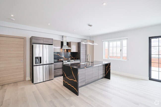 1BR, 1BA - 811SF - Kitchen - Railroad Lofts