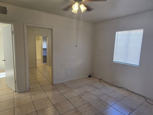 Foto del edificio - 2-bedroom, 1 bath near Ellsworth