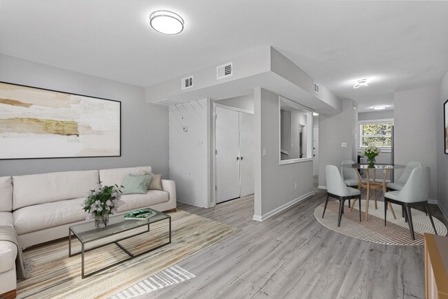 Building Photo - Beautifully Renovated Townhouse Near Downt...