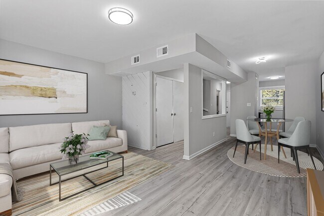 Foto del edificio - Beautifully Renovated Townhouse Near Downt...